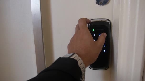 Beleuchtete Tür Sicherheitsschlüssel Hand Gehalten — Stockvideo