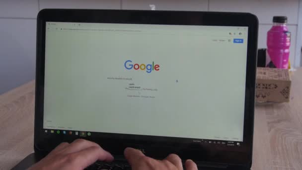 Mencari Sao Paulo Keamanan Google Dengan Laptop Hitam — Stok Video
