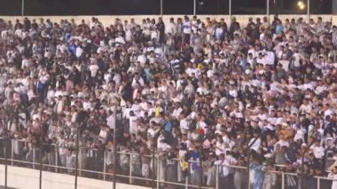 Brezilya 'daki bir futbol maçında beyazlar içinde tezahürat yapan bir taraftar.