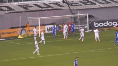 Takım bir gece futbol maçında kalenin yakınında toplandı.