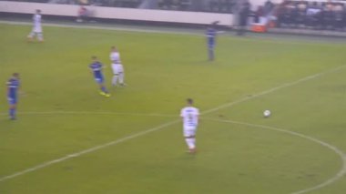 Brezilya 'da bir gece futbol maçında beyaz takımlı pas topu.