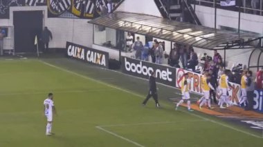 Takım Brezilya 'da bir gece futbol maçına gidiyor.