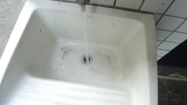 Tenggelam Putih Dengan Air Tap Tangan Ditahan — Stok Video