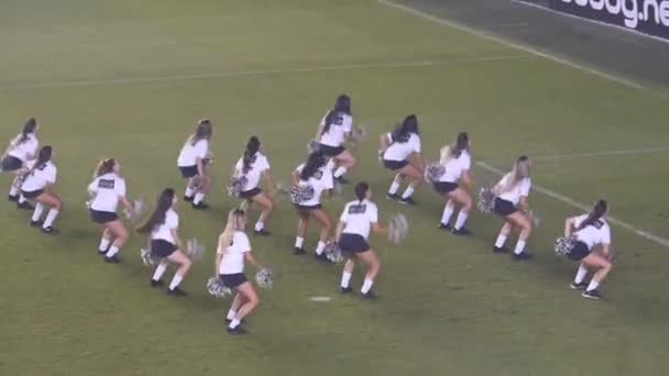 热辣的巴西啦啦队领队在一场夜间足球比赛中跳舞 — 图库视频影像