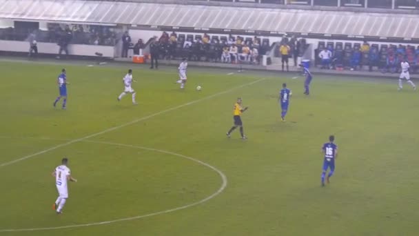 Mann Weißer Mannschaft Bei Nächtlichem Fußballspiel Angegriffen — Stockvideo