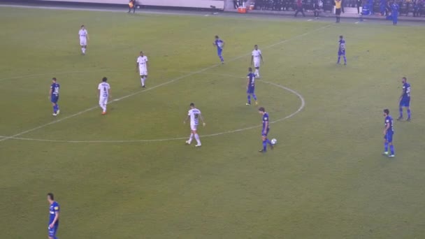 Equipe Branca Azul Jogando Jogo Futebol Noturno — Vídeo de Stock
