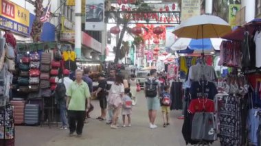 Petaling Caddesi 'ndeki Aksesuar Standı, Kıyafetler ve Çantalar Grubu