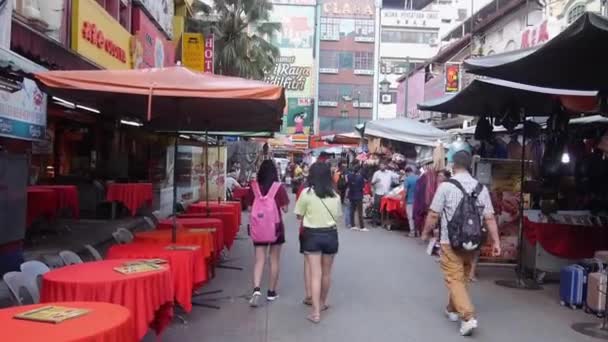 Mulheres Caminhando Juntas Meio Restaurantes Comerciantes Mão Held — Vídeo de Stock