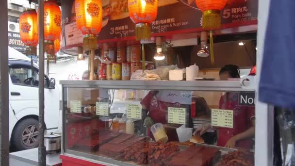 Female Staff Preparing Food Chinese Food Stand Petaling Street Hand — Stock Video