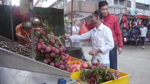 Mężczyzna Kupujący Owoce Stoisku Owocami Kawą Petaling Street Hand Held — Wideo stockowe