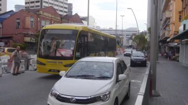 Malezya 'daki Sarı ve Şirin Şehir Otobüsü Sağdan Sola