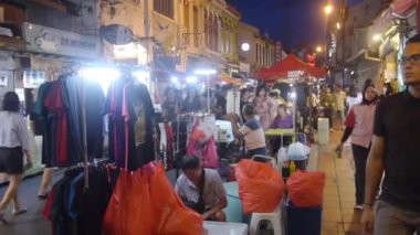 Melaka Jonkar Caddesi 'ndeki Gece Pazarı' nda Giyim Satıcısı