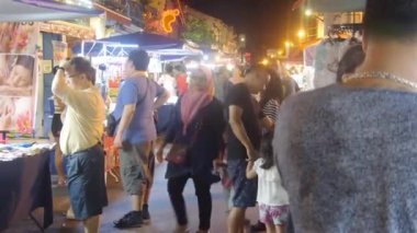 Melaka Jonker Caddesi 'nde Gece Marketinde Yürüyen Kadınlar.
