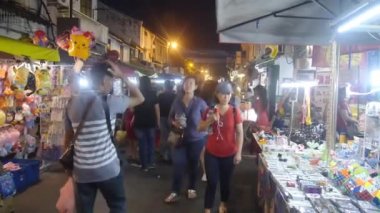 Melaka Jonkar Caddesi 'ndeki Gece Pazarı' nda Yürüyen Bir Kadın Grubu.