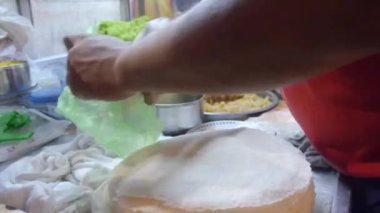 Sokak Gıda Satıcısı, Melaka Jonkar Caddesi 'ndeki Gece Pazarı' ndan para alıyor.