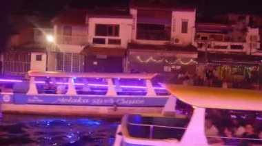 Melaka Jonkar Caddesi 'ndeki Nehirde Renkli Işıklı Tekne 
