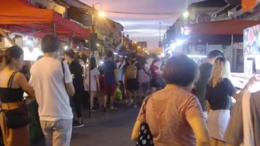 Melaka Jonkar Caddesi 'ndeki Gece Pazarı' nda İşlemcilerin ve Ziyaretçilerin Etkinliği.