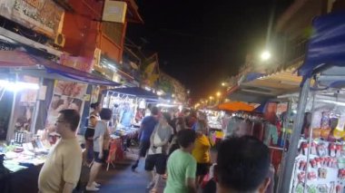 Melaka Jonker Caddesi 'ndeki Gece Pazarı' ndaki insanlar.