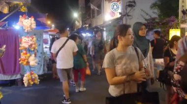 Melaka Jonkar Caddesi 'ndeki Gece Pazarı' nda Sevimli Bebek Durağı