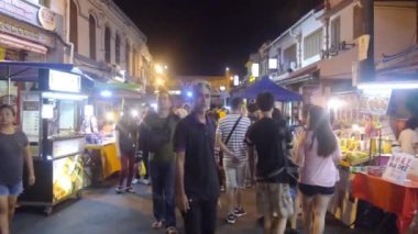 Melaka Jonker Caddesi 'ndeki Gece Pazarı' nda Sokak Yiyecekleri Standı Grubu