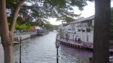 Güzel Pembe Işıklı Nehir ve Melaka Jonkar Caddesi 'nde koşan iki kişi