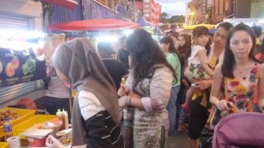 Sokak Gıda Satıcısı Kadınlar, Melaka Jonkar Caddesi 'nde Müşteriler için Yemek Hazırlıyor