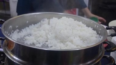 Melaka Jonker Caddesi 'ndeki Ot İçinde Beyaz Pirinç Hala Sıcak