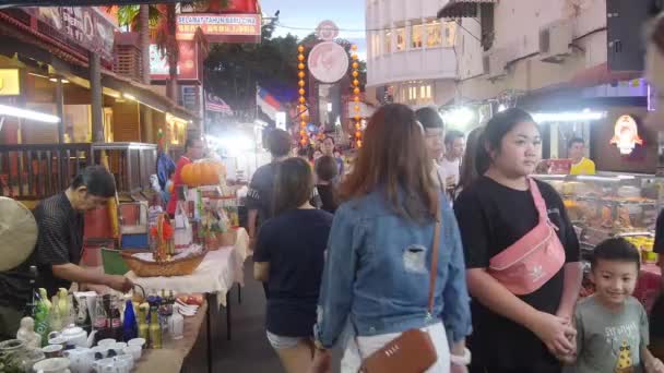 Keramische Handelaar Voetgangers Melaka Jonker Street Hand Gehouden — Stockvideo