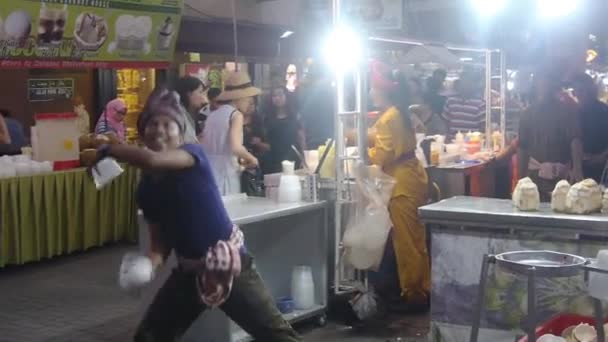 Akrobatyczne Działania Sprzedawcy Kokosów Nocy Market Melaka Jonker Street Hand — Wideo stockowe