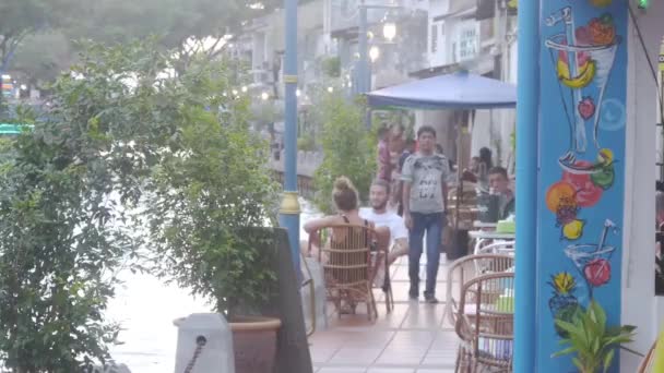 Pary Siedzące Razem Restauracji River Side — Wideo stockowe