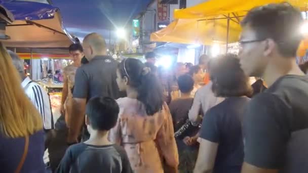 市民在Melaka Jonkar街的夜市散步 — 图库视频影像