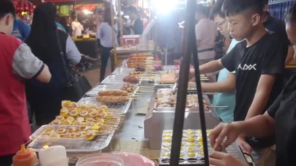 Vendedores Comida Callejera Están Haciendo Varios Satay Melaka Jonkar Street — Vídeos de Stock