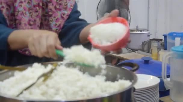 Πωλητής Λαμβάνοντας Ρύζι Ένα Μπολ Melaka Jonker Street Χέρι Που — Αρχείο Βίντεο