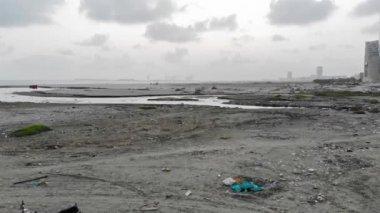 Deniz manzarası - Sahilde, ortasında beyaz ay olan yeşil ve beyaz bayraklı üst hava manzarası