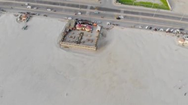 Ziyaretçi ve otoparkla dolu yan yoldaki restoranın en üst düzey görüntüsü.