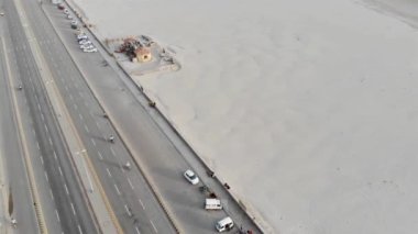 Otoyolun kenarındaki bir sürü otoparkın olduğu küçük binaların en üst düzey görüntüsü.