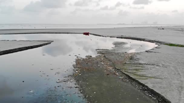 Pölar Och Båtar Med Utsikt Över Havet Och Himlen — Stockvideo