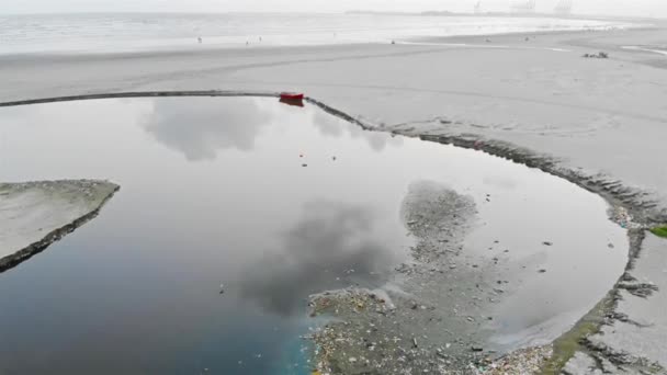 Puddles Bateaux Rouges Avec Une Vue Magnifique Sur Mer Ciel — Video