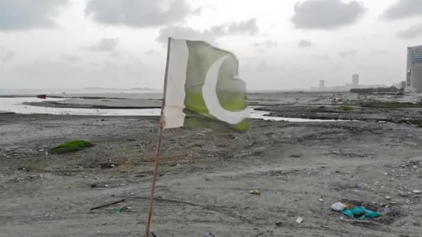 Uitzicht Zee Top Luchtfoto Van Groene Witte Vlaggen Met Witte — Stockvideo
