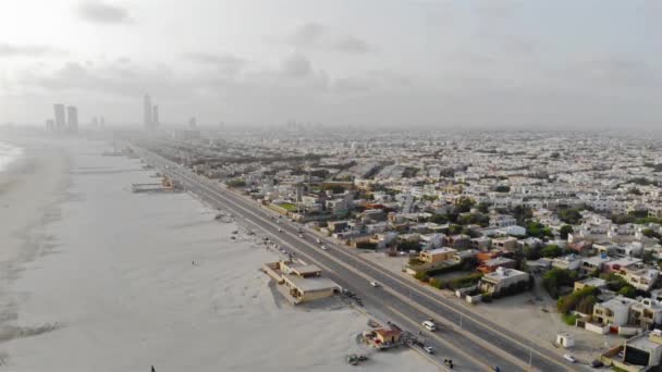 拥有车辆的道路的顶部空中景观海滩附近的城市景观 — 图库视频影像