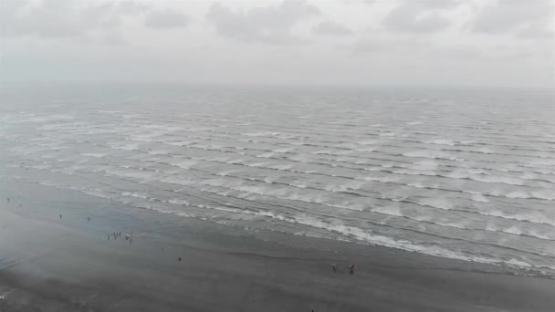 Havsutsikt Bästa Flygfoto Besökare Vid Stranden Med Många Vackra Vågor — Stockvideo