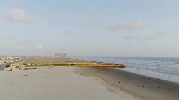 Uitzicht Zee Top Luchtfoto Van Bezoekers Het Strand Met Uitzicht — Stockvideo