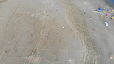 Brezilya 'nın büyük kumlu plajında futbol oynayan insanların üst hava görüntüsü - Static.