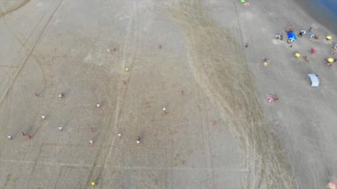  Brezilya 'nın büyük kumlu plajında futbol oynayan insanların en iyi hava manzarası.