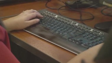 Siyah klavye üzerinde çalışan Asyalı kız