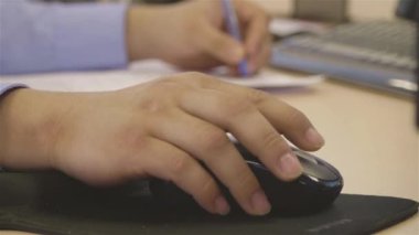 Adam fareye tıklıyor ve notlar alıyor