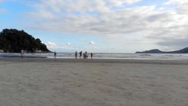 ブラジルのビーチの低い空中ビュー Dolly Right — ストック動画