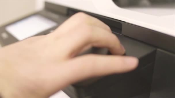 Закрытие Рук Нажатие Кнопок Принтере — стоковое видео