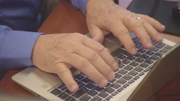 穿着蓝色衬衫在笔记本电脑上工作的男人的头像 — 图库视频影像