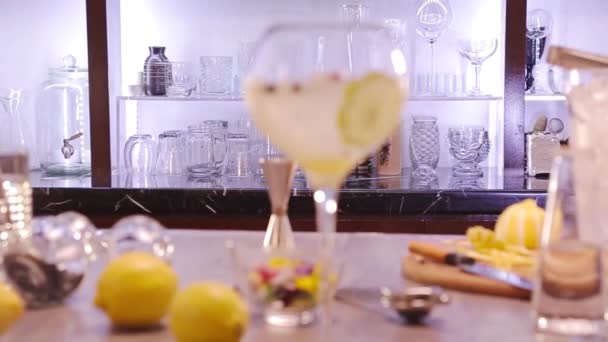 Yuzu Gin Tonic Drink Background Close — Αρχείο Βίντεο